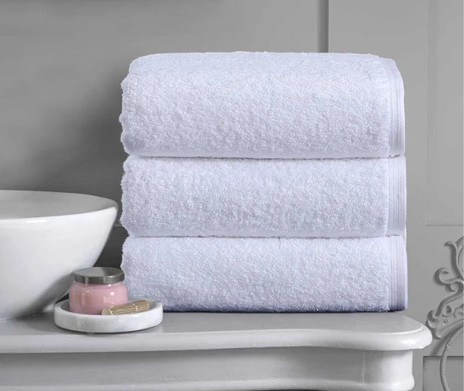 Luxury cotton bath towels neatly displayed for Australian homes, hotels and hospitality businesses, highlighting soft, absorbent and premium-quality towels.